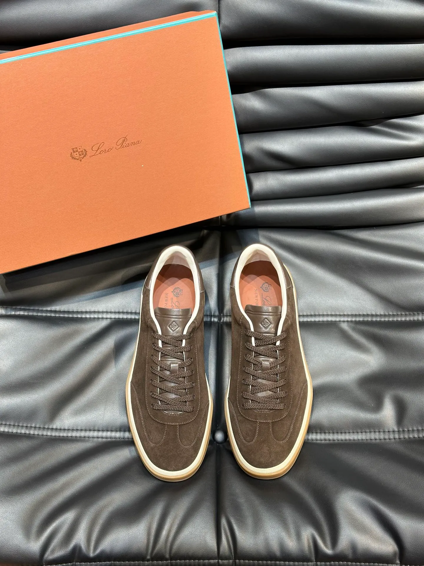 p420 Men's Shoes New 🆕Lp Old Money Style Men's Low-top Casual Tennis Shoes Loro Piana's high-end series has launched sports shoe styles made of soft cowhide. The breathable properties and flexible texture of natural materials make the sneakers both functional and comfortable. The high-quality metal-free tanning and tumble process highlights the natural texture of the leather, while the camel-colored sole and white rubber trim create a double-layer sole effect, making it an everyday shoe that can easily create a lazy and casual style! Size: 39-44 (45, 46 customized